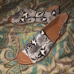 The CUTEST snake skin flats